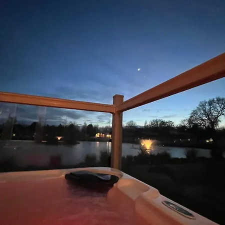 Huckleberry With Hot Tub 펜션