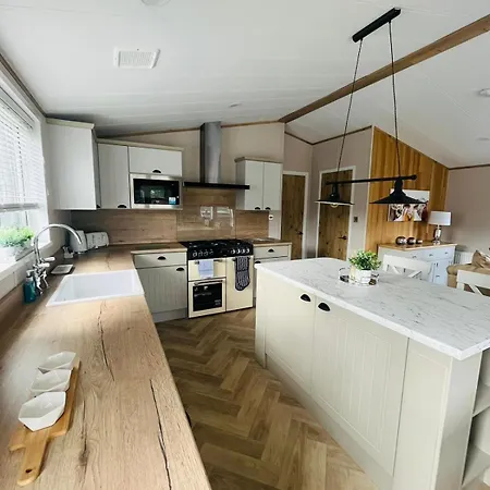 Huckleberry With Hot Tub 펜션 *