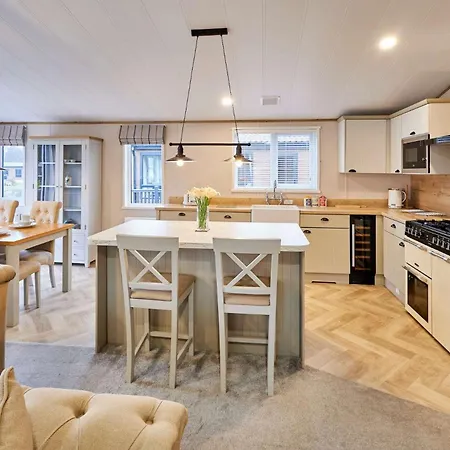 Huckleberry With Hot Tub *